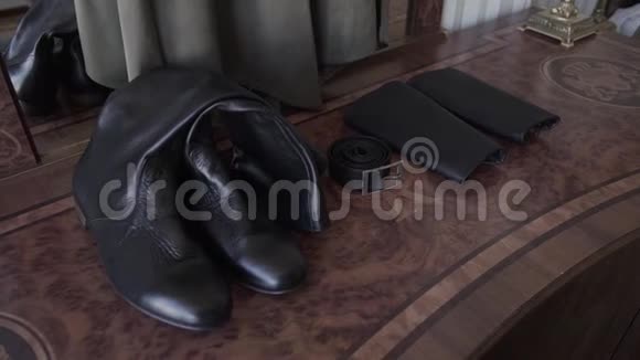 皮革复古男人靴子站在床头柜上有一面镜子视频的预览图