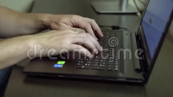 上网工作人员的笔记本电脑和手视频的预览图