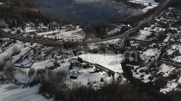 湖边住宅区的冬季道路视频的预览图