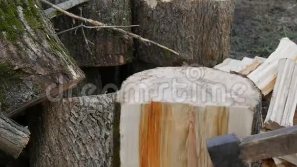 人手用斧子砍大木头和树干以备将来生火视频的预览图