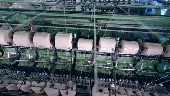 现代机器在一个设备室里假脱机螺纹工业纺织厂视频的预览图