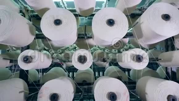 工业设备在工业纺织厂用纤维旋转切割视频的预览图