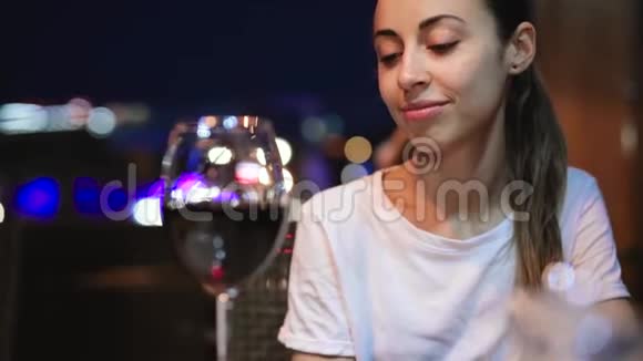 女人拿着一杯红酒闻一闻品尝视频的预览图
