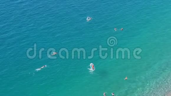著名天使湾的空中晨景人们游泳尼斯视频的预览图