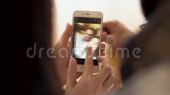 情侣翻看自拍照片视频的预览图