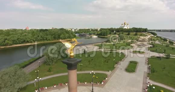 雅罗斯拉夫尔俄罗斯斯特雷卡公园1000年纪念碑雅罗斯拉夫尔和设想大教堂空中飞行视频的预览图
