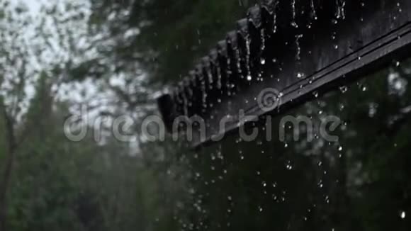雨水从房子的屋檐流到地面视频的预览图