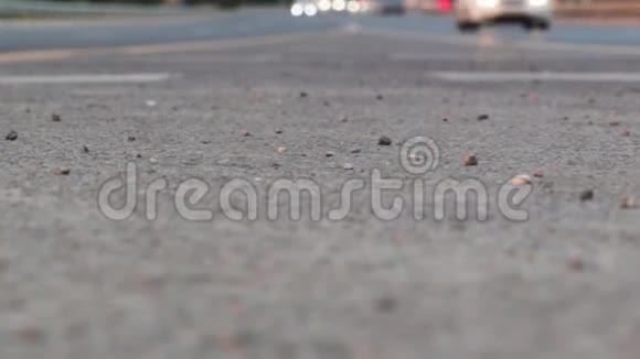 沥青道路上的车辆移动视频的预览图