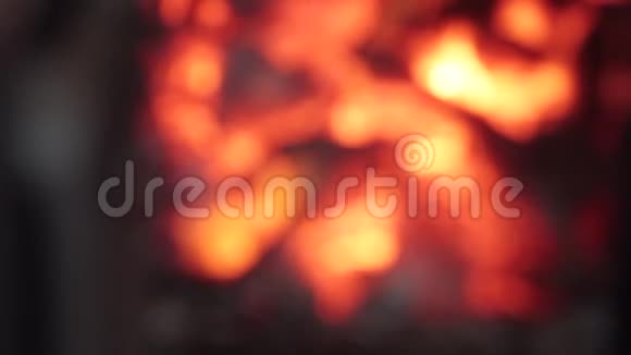 非常接近燃烧木头的烤箱旁边有火和闪闪发光的余烬视频的预览图