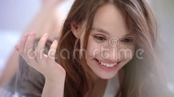 惊讶的女人脸快乐的女人读着令人敬畏的新闻有趣的女孩惊喜视频的预览图