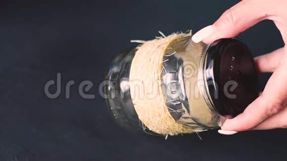自己动手的玻璃罐做鸡尾酒玻璃罐用麻绳包裹并用胶水覆盖特写镜头视频的预览图