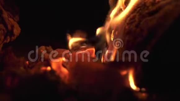 壁炉中燃烧良好的木柴的详细情况视频的预览图