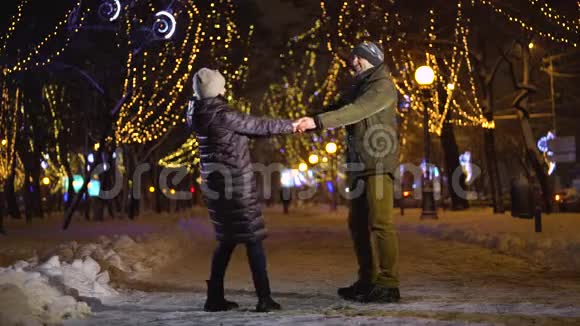 美丽的一对夫妇在大雪中跳舞旋转视频的预览图
