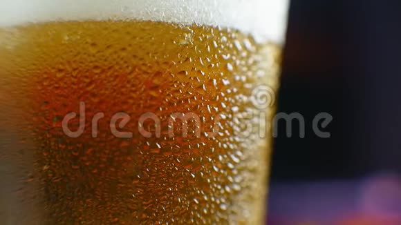 啤酒特写一品脱冷工艺啤酒背景为哑光黑色旋转360度一杯啤酒加水视频的预览图