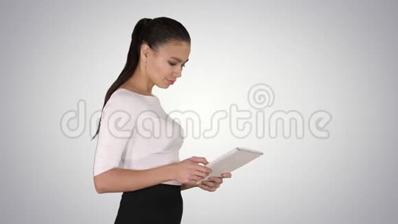 有魅力的女商人在渐变背景下使用数字平板电脑视频的预览图