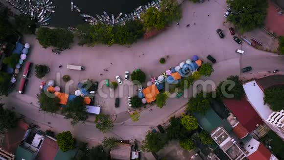 鸟瞰越南北部宁宾镇的谭可镇和船游视频的预览图