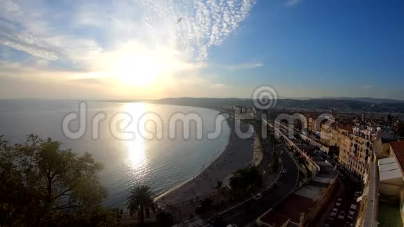 从尼斯城堡山俯瞰著名天使湾的空中日落景色视频的预览图