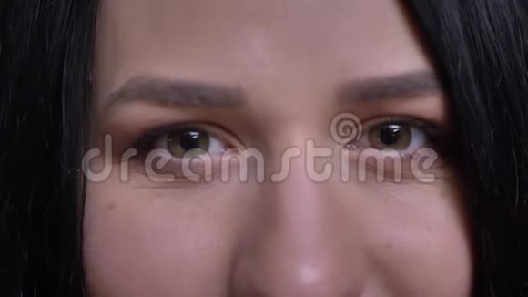 年轻的白种人女性棕色眼睛直视镜头面部表情微笑视频的预览图