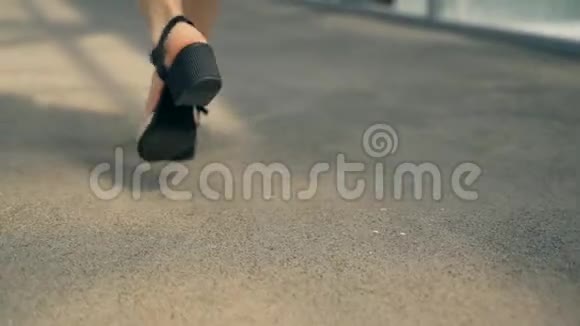 一个女人走在高架桥上穿凉鞋的女人的腿视频的预览图