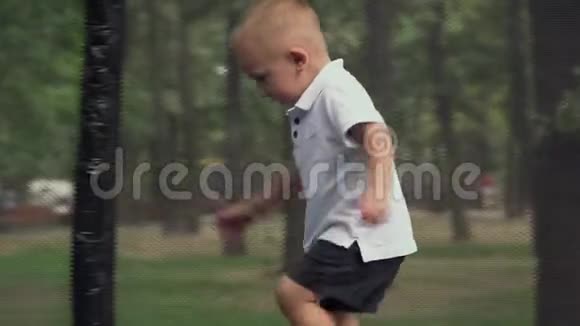 小男孩在蹦床上跳视频的预览图