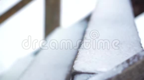 男孩爬上覆盖着雪的木制楼梯视频的预览图