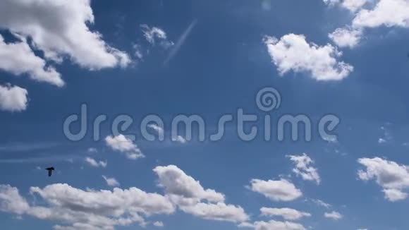 平静而美丽的云天时光云层移动得很快60fps全高清视频的预览图
