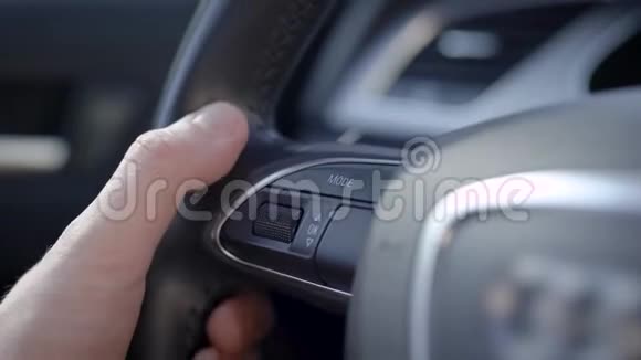 人开汽车在车架上有一个多方向盘可以利用视频的预览图