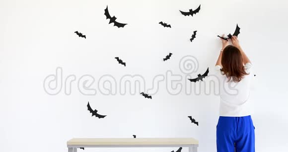 女人粘着剪纸蝙蝠视频的预览图