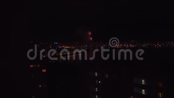 夜空中的烟花在城市上空有一个海湾夜空中爆发出敬礼城市上空的烟火视频的预览图