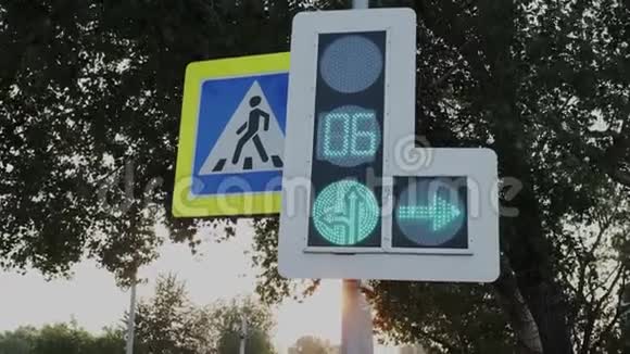 交通法规交通灯倒计时指针附加部分箭头下移动闪烁和视频的预览图