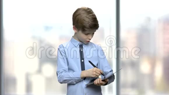 聪明的男孩在平板电脑上画画视频的预览图