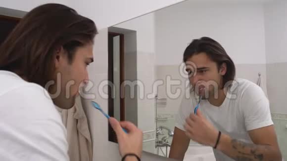 早上在浴室的镜子前刷牙早上的治疗视频的预览图
