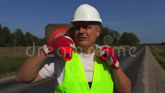 路肩有两个交通锥的道路施工工人视频的预览图