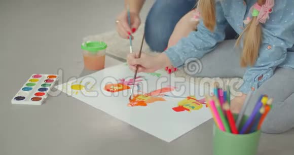 妈妈通过绘画培养孩子的创造力视频的预览图