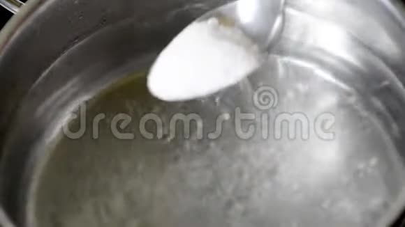 盐在自然光下倒入一壶水中视频的预览图