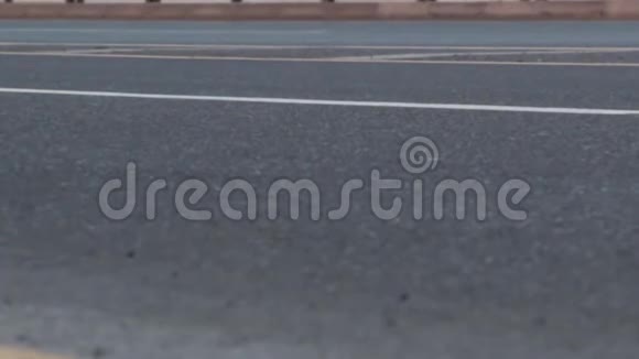 沥青道路上的车辆移动视频的预览图