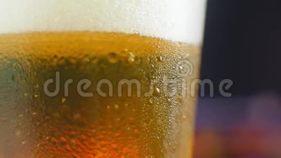 啤酒特写一品脱冷工艺啤酒背景为哑光黑色旋转360度一杯啤酒加水视频的预览图