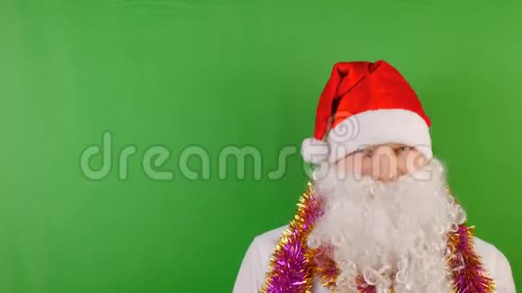 圣诞老人快乐戴着白胡子的圣诞帽戴着绿色Chroma钥匙庆祝2019年新年和圣诞节视频的预览图