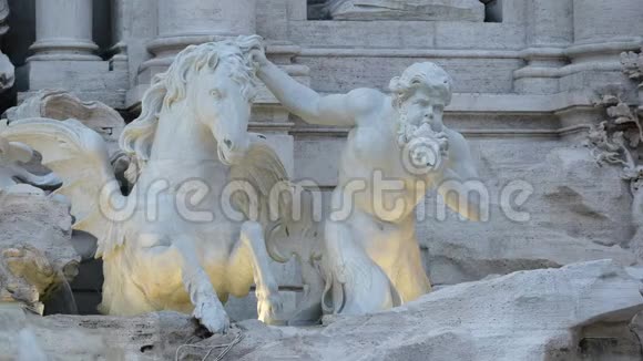 关闭特雷维喷泉的特里顿雕像罗马有灯光视频的预览图