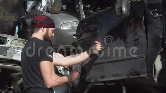 对被毁的FDV汽车进行拳击训练视频的预览图