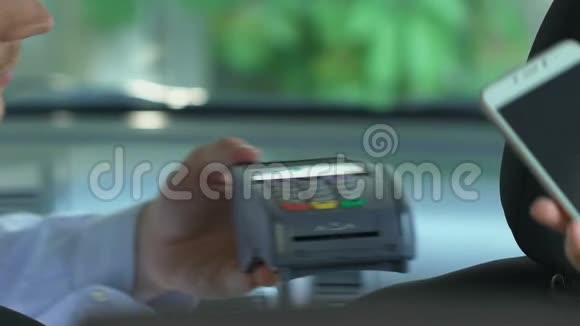 通过智能手机应用程序支付出租车费用的女性非接触式支付视频的预览图