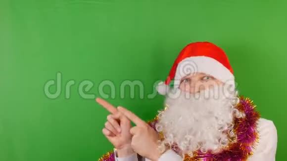戴着圣诞老人白胡子帽子的人戴着绿色Chroma钥匙的2019年新年和圣诞节视频的预览图