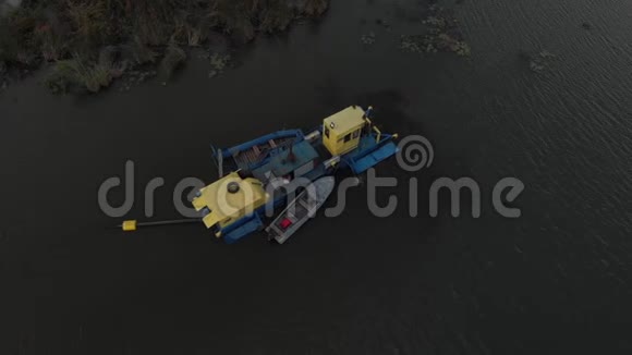 航拍观景挖掘机及重型设备疏浚深化河道山河视频的预览图