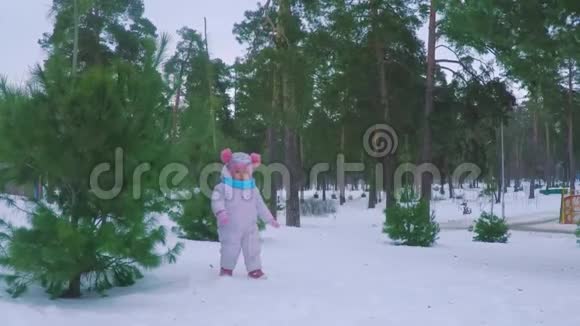 冬天在森林里散步的小女孩视频的预览图