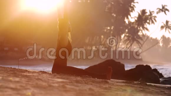 赤脚女士在沙滩上练习瑜伽体式视频的预览图