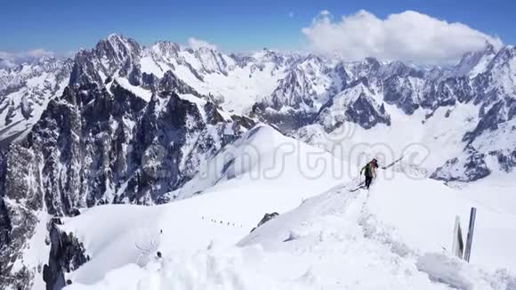 一群登山者在他们的肩膀上升到一座白雪覆盖的山顶勃朗峰高山视频的预览图