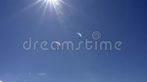 滑翔伞飞过雪山在蒙布兰山的背景下滑翔伞视频的预览图