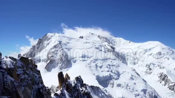 雪覆盖了高山的岩石峰勃朗峰在蓝天的映衬下视频的预览图