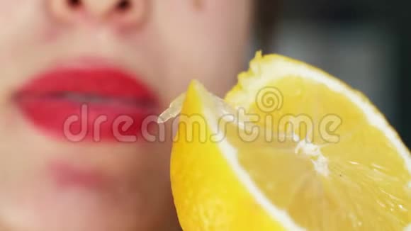 女孩手里拿着一片柠檬舔着嘴唇视频的预览图