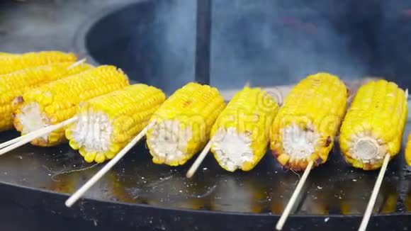 美味的烧烤玉米是烤的街头食品概念视频的预览图